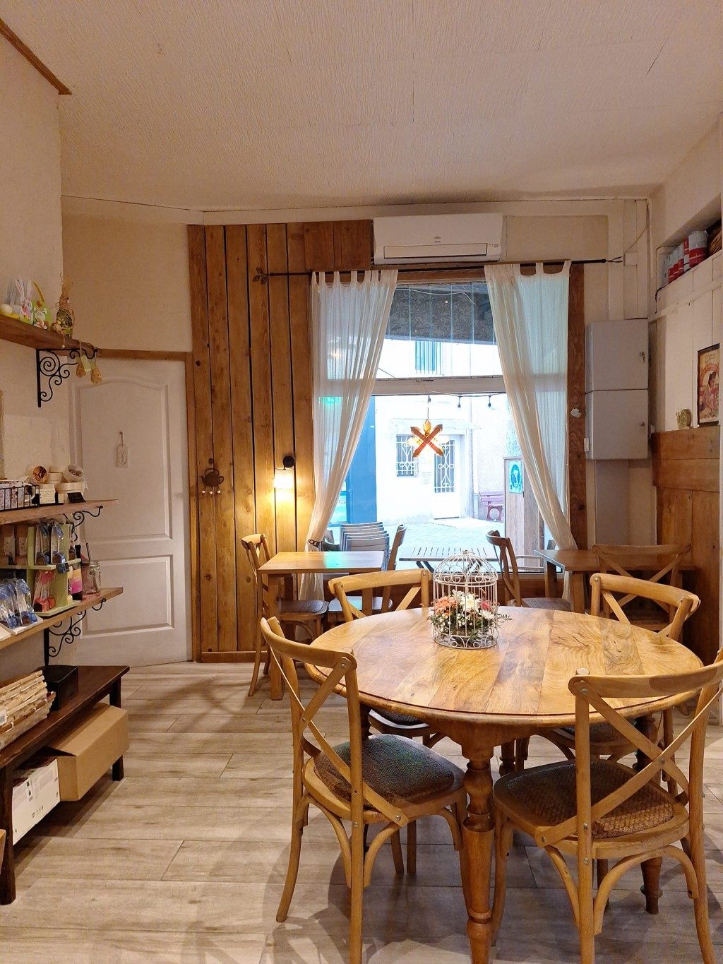 Une table ronde dans la salle du salon de thé, devant une grande fenêtre